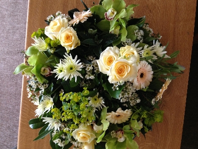 Green and cream textured posy