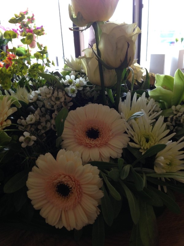 Green and cream textured posy